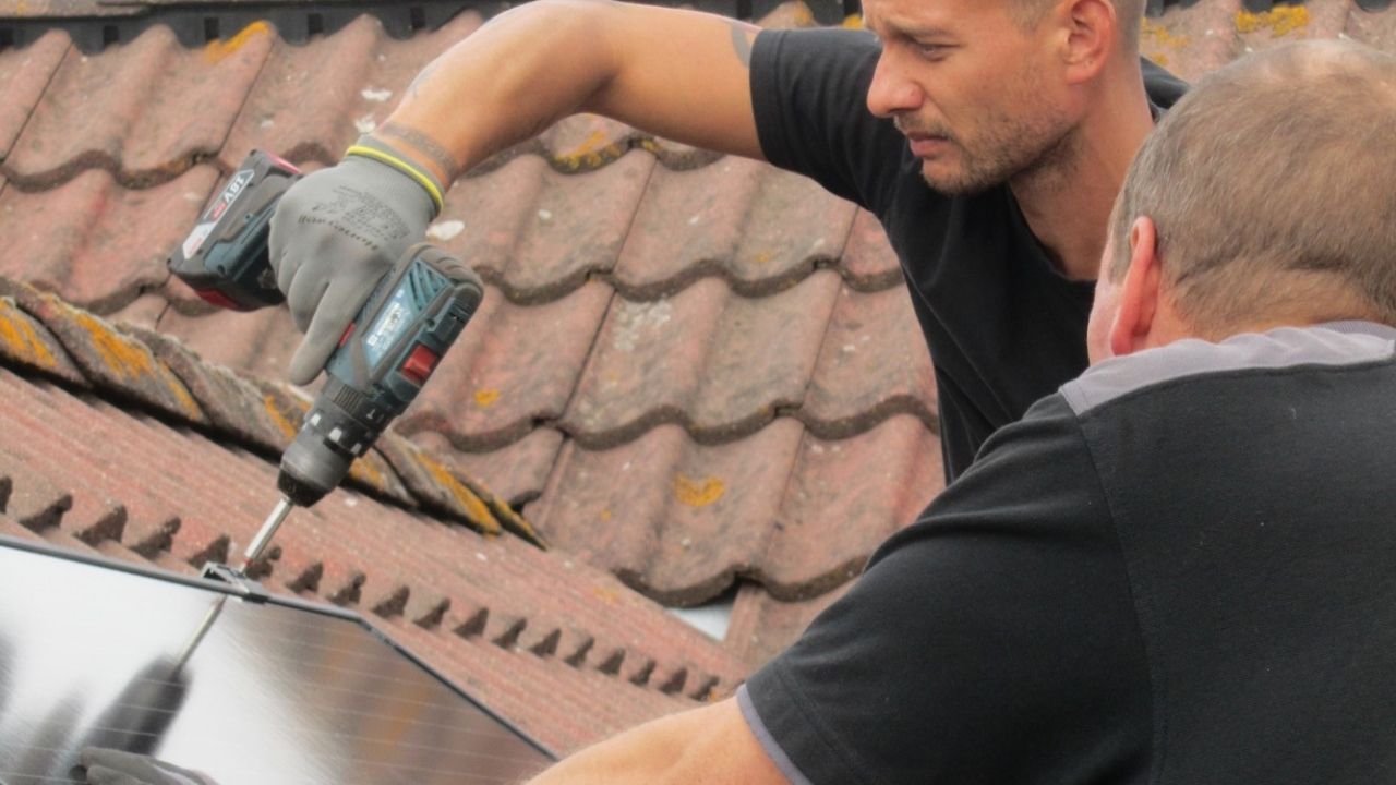 Zonnepanelen installeren dak BSI Breda